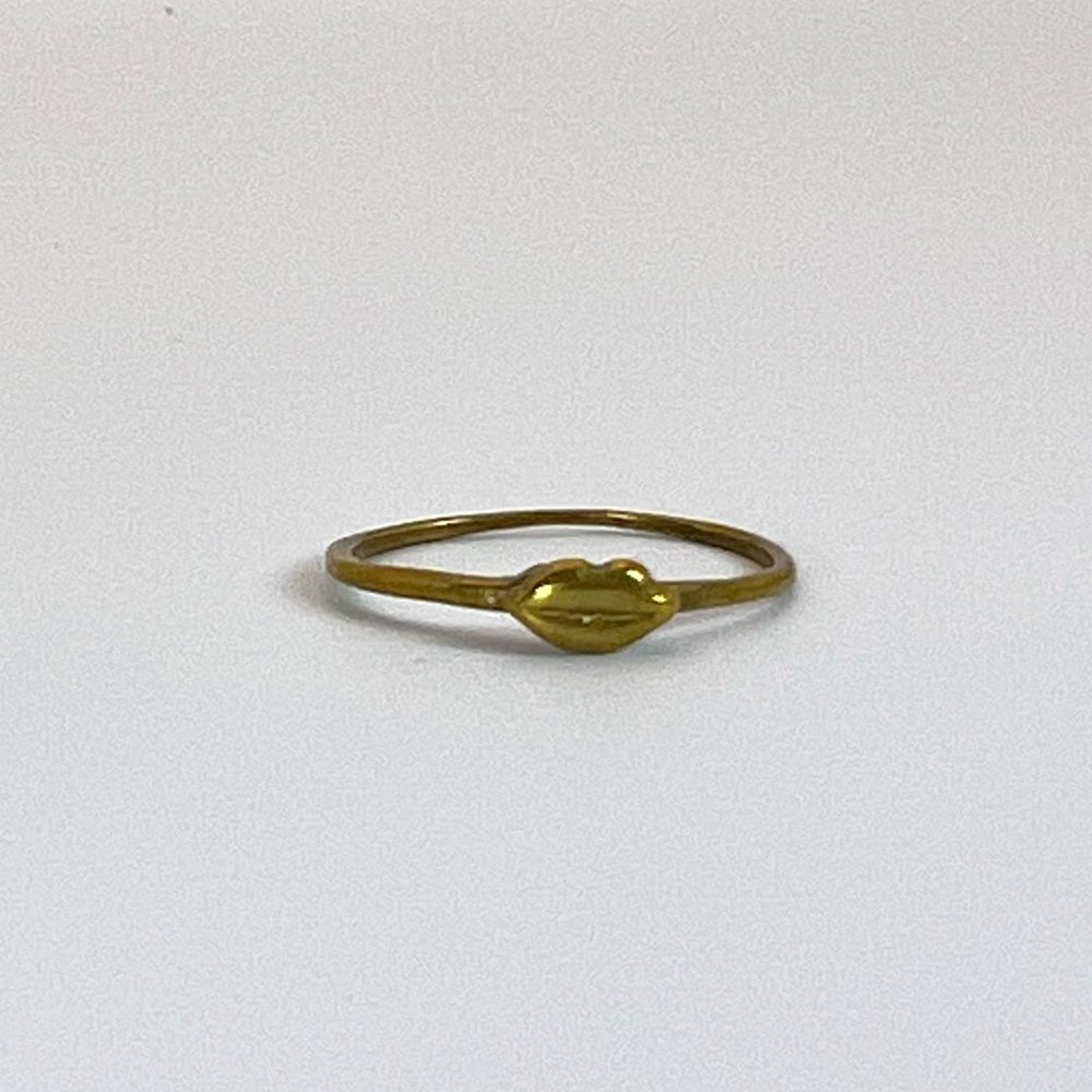 VERAMEAT Tiny Lips Ring in gold brass- size 6